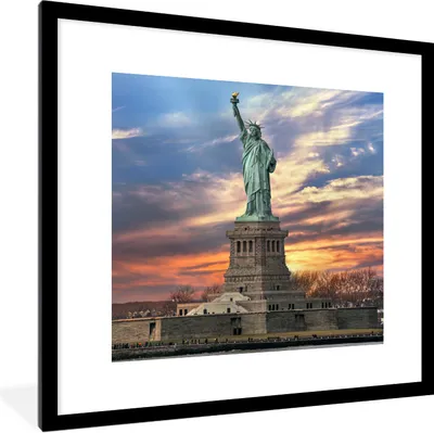 Produktbild von MuchoWow® Gerahmtes Poster Freiheitsstatue in New York bei Sonnenuntergang 40x40 cm - Poster mit Schwarzem Bilderrahmen Wandposter Rahmen Foto Bilder - Poster - Plakat im Rahmen
