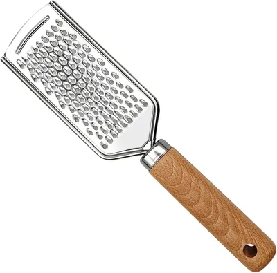 Produktbild von Käsereibe aus Edelstahl mit Buchenholzgriff – feine Parmesan- und Zestenreibe für Zitronen, Schokolade, Muskatnuss und Ingwer – rostfreie Handreibe für die Küche