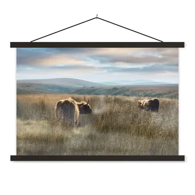 Produktbild von MuchoWow® Textilposter Schottische Highlander - Nebel - Gras 90x60 cm mit schwarzem Rahmen - Aufhängungssatz