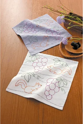 Productafbeelding van Olympus sashiko-borduurset "Hana Fukin Grapes and Squirrels, set van 2", 31x31 cm, origineel uit Japan