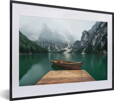 Produktbild von MuchoWow® Gerahmtes Poster Nebel - Schnee - Berg - Boot 40x30 cm - Poster mit Schwarzem Bilderrahmen Wandposter Rahmen Foto Bilder - Bilderrahmen - Poster im Rahmen