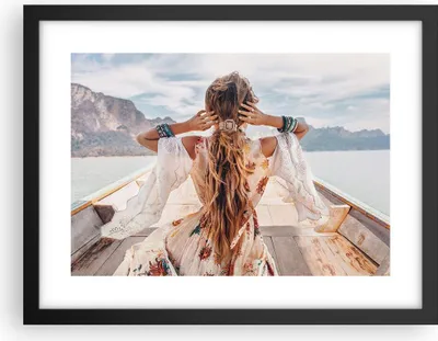 Produktbild von Gerahmtes Poster - Schwarzer Rahmen - Frau Boot Rücken - 40x30 cm - Wand Bild - Wanddeko - Wandbilder - Kunstposter - Wandposter - Bilderrahmen - Bilder - Kunstdruck - Wanddekoration - P2BAA40x30-5059