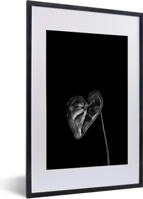 Produktbild von MuchoWow® Gerahmtes Poster Herzförmiges Blatt auf schwarzem Hintergrund - schwarz und weiß 40x60 cm - Poster mit Schwarzem Bilderrahmen Wandposter Rahmen Foto Bilder - Poster in Rahmen