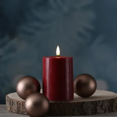 Produktbild von LED Stumpenkerze MIA - Echtwachs - realistische 3D Flamme - H: 10cm - D: 7,5cm - bordeauxrot