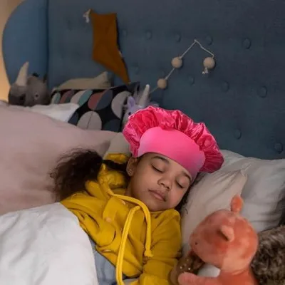 Immagine prodotto di Cappuccio da notte in tre pezzi con tesa larga, cuffia elastica e traspirante in colori vivaci, comoda e aderente per proteggere i capelli durante il sonno