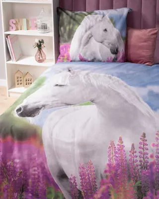 A bedding set with a horse motif is displayed on a bed, with a bookshelf in the background.
