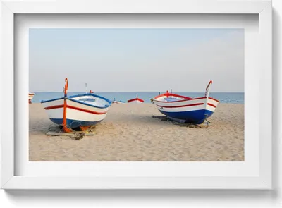 Produktbild von Boote am Strand– Wandbild mit Rahmen – Gerahmtes Bild  – Wanddekoration – 30x20 cm –  Weiß Rahmen