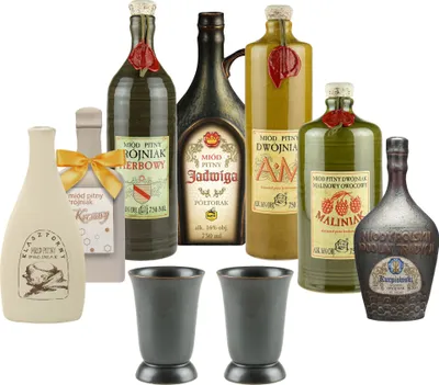 Produktbild von Setz von 7 Mets mit Keramikbechern (Honigwein Półtorak-Eineinhalber/ 4x Dwójniak-Halber / 2x Trójniak-Drittel) | 4500ml | 13-16% Alkohol Metwein | Polnische Produktion