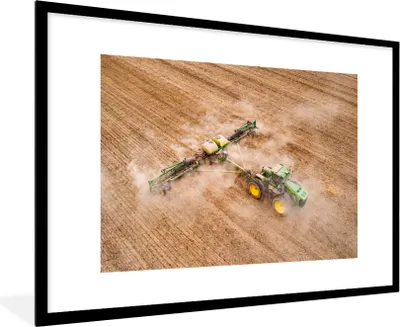 Produktbild von MuchoWow® Gerahmtes Poster Traktor - Feld - Bauernhof - Landwirt - Grün 90x60 cm - Poster mit Schwarzem Bilderrahmen Wandposter Rahmen Foto Bilder - Wanddekoration - Fotos