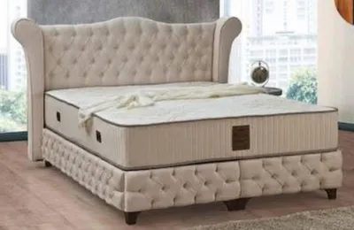 Produktbild von Casa Padrino Barock Doppelbett Beige / Schwarz - Edles Samt Bett mit Matratze - Schlafzimmer Möbel im Barockstil