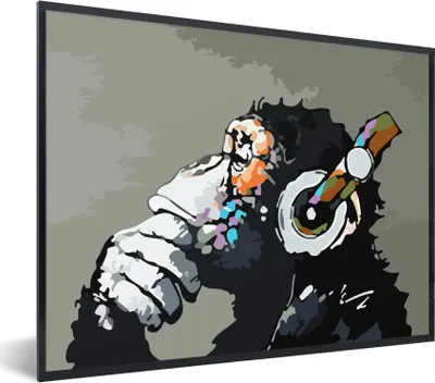 Produktbild von MuchoWow® Gerahmtes Poster Gemälde - Ölgemälde - Affe - Kopfhörer 80x60 cm - Poster mit Schwarzem Bilderrahmen Wandposter Rahmen Foto Bilder - Schwarzem - Mit Gestell