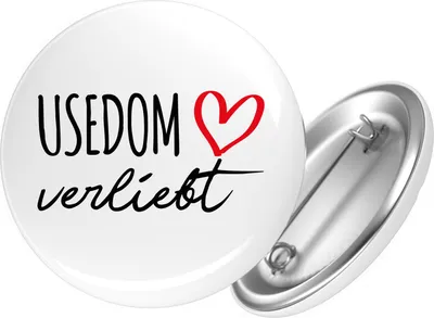 Produktbild von Huuraa Button Usedom verliebt 59mm rund mit Sicherheitsnadel Ansteckbutton Geschenkidee