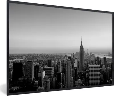 Produktbild von MuchoWow® Gerahmtes Poster Skyline von New York mit einem Sonnenuntergang - schwarz und weiß 60x40 cm - Poster mit Schwarzem Bilderrahmen Wandposter Rahmen Foto Bilder - Printing - Wanddeko Schlafzimmer