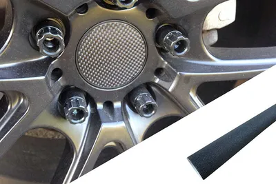 Image de Design Folie noire pailletée, pour de nombreux véhicules, comprenant 4 jantes en aluminium, ainsi que des caches de moyeu