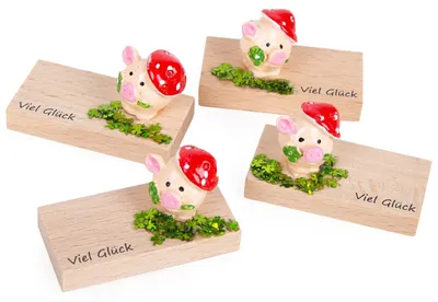 Produktbild von 4 Glücksschweine auf Holztafel "Viel Glück" Mini-Geschenke 5 x 2,5 cm