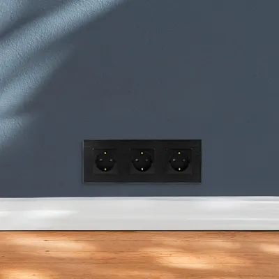 Produktbild von Navaris Aluminium Schuko Steckdose dreifach - mit Montagematerial - Design Schutzkontakt Einbau Wandsteckdose mit Rahmen aus Aluminium - in Schwarz