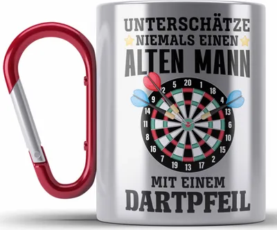 Produktbild von Trendation - Dart Edelstahl Tasse Karabiner Unterschätze Niemals Einen Alten Mann Mit Einem Dartpfeil Spruch Männer Dart-Spieler Geschenkidee (Rot)