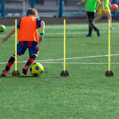 Produktbild von YZNAHRE Agility Hürden Multi Sprungstangen-Set Trainingsstangen mit 15 Stangen, 10 Standfüße und 10 Clips Hobby Horse Hindernisse für Sprungkraft Dribbling und Beweglichkeit, Gelb