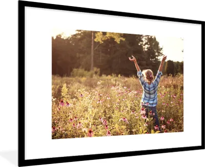 Produktbild von MuchoWow® MuchoWow® Gerahmtes Poster Frau - Blumen - Frühling 90x60 cm - Poster mit zchwarzem Bilderrahmen - Wanddekoration - Fotos
