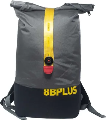8bplus Rolltop Backpack in grau und schwarz mit gelbem Verschluss und rotem Detail.