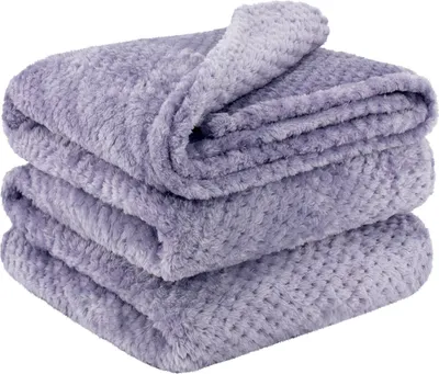 Produktbild von DOMAREX Warmer Weihnachtsplaid 150x200 cm – Weiche, Dicke Mikrofaser-Überwurfdecke mit festlichem Design, pflegeleicht & langlebig, Sofa & Bett - Lavendel