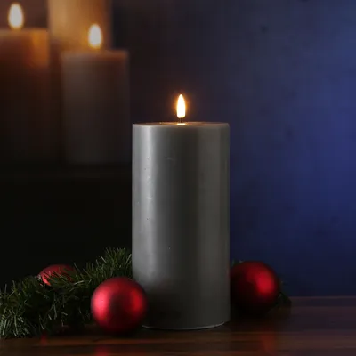 Produktbild von LED Stumpenkerze MIA - Echtwachs - realistische 3D Flamme - H: 20cm D:10cm - Batteriebetrieb - grau