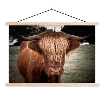 Produktbild von MuchoWow® Textilposter Schottischer Highlander - Baum - Gras 120x80 cm mit holzfarbenen Rahmen - Aufhängeset