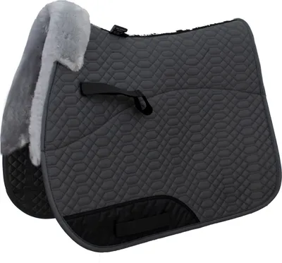 Produktbild von Engel Reitsport Lammfell Schabracke SCHABRA1 Fellrand vorne Fell in Sattellage VSS (Vielseitigkeit/Springen) Grau Silber