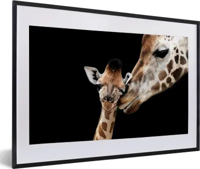 Produktbild von MuchoWow® Gerahmtes Poster Giraffe - Tiere - Schwarz - Porträt - Tiere 60x40 cm - Poster mit Schwarzem Bilderrahmen Wandposter Rahmen Foto Bilder - Schlafzimmer - Plakat in Rahmen - Drucken