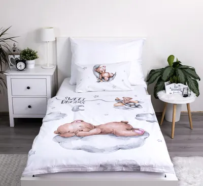 Zdjęcie produktu dla Komplet pościeli do łóżeczka dziecięcego Theonoi: poszewka na kołdrę 100x135 cm oraz poszewka na poduszkę 40x60 cm. Dwustronny wzór z motywem misia, idealny dla chłopców i dziewczynek. Wykonany w 100% z bawełny, certyfikat Öko Tex