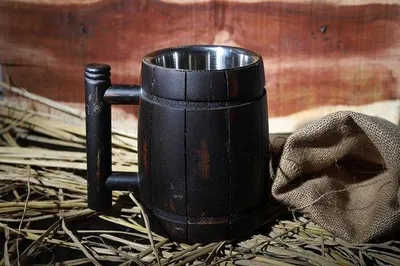 Produktbild von Famanu Bierkrug 18 oz - Handgefertigt aus Mangoholz, Retro-Design in Fassbraun