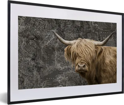 Produktbild von MuchoWow® Gerahmtes Poster Schottische Highlander - Weltkarte - Kuh 60x40 cm - Poster mit Schwarzem Bilderrahmen Wandposter Rahmen Foto Bilder - Schlafzimmer - Plakat in Rahmen - Drucken