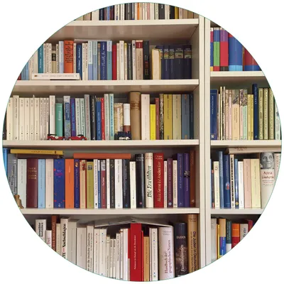 Produktbild von Wallario Premium Glasbild, freischwebende Optik, kräftige Farben, rund 50cm Durchmesser, Motiv Weißes Bücherregal mit unterschiedlichen Büchern
