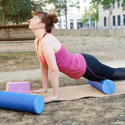 Produktbild von Navaris Pilates Rolle Faszienrolle 90 cm lang - Pilatesrolle Faszien Yoga Roller - Schaumstoffrolle für Rücken Fitness - Massagerolle versch. Farben