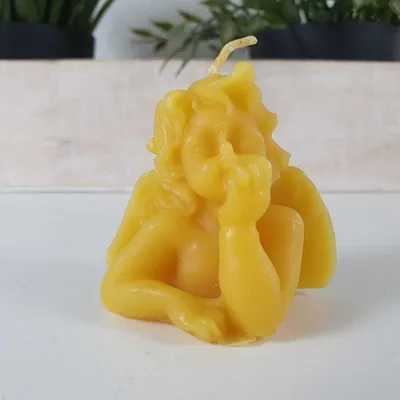 Produktbild von Bienenwachskerze nachdenkliche Engel Kerze 5 cm