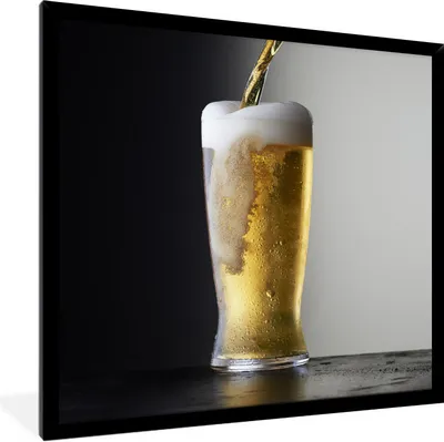 Produktbild von MuchoWow® Gerahmtes Poster Leckeres Bier auf schwarzem Hintergrund 40x40 cm - Poster mit Schwarzem Bilderrahmen Wandposter Rahmen Foto Bilder - Mit Rahmen - Wanddekoration Schlafzimmer