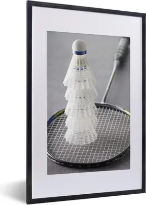 Produktbild von MuchoWow® Gerahmtes Poster Ein Badmintonschläger mit gestapelten Shuttles 40x60 cm - Poster mit Schwarzem Bilderrahmen Wandposter Rahmen Foto Bilder - Poster in Rahmen