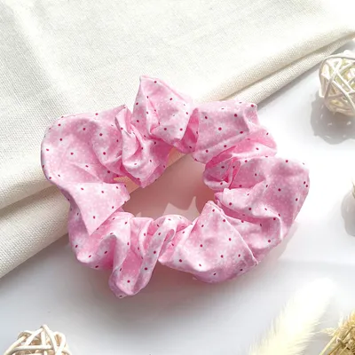 Image de Chouchou classique en tissu doux et floral rose pâle