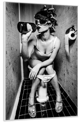 Produktbild von Wallario Wandbild Kloparty - Sexy Frau auf Toilette mit Weinflasche, Größe: 61 x 91,50 cm, Poster mit weißem Aluminiumrahmen