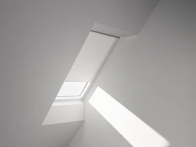 Produktbild von VELUX Verdunkelungsrollo uni weiß manuell Rahmen weiß DKL P04 1025SWL