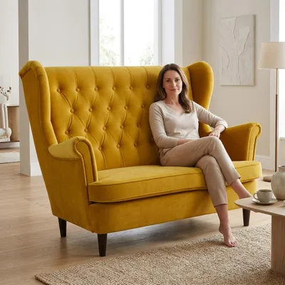 Produktbild von Zweisitzer-Sofa DIANA1 Royal – Gesteppte Rückenlehne, Velours in Hellgelb, Family Meble, KI-generiertes Bild