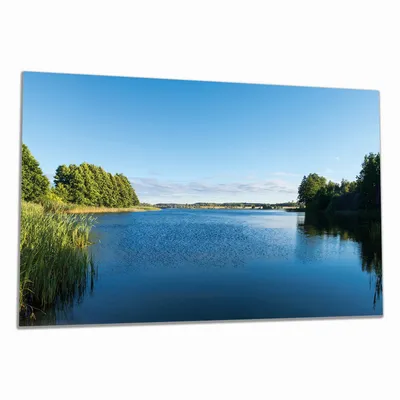 Produktbild von Wallario Herdabdeckplatte aus Glas, Größe 90 x 52 cm 1-teilig, Motiv Malerischer See mit Schilf unter blauem Himmel