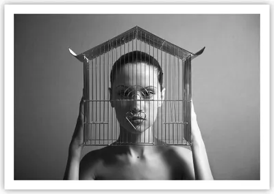 Produktbild von Poster - Poster ohne Rahmen - Schwarzweiß Frau Käfig - 100x70 cm - Wand Bild - Wanddeko - Wandbilder - Kunstposter - Wandposter - Bilder - Kunstdruck - Wanddekoration - Wandbild - P2XAA100x70-4131