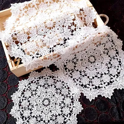 Produktbild von Set aus 3 runden, bestickten Platzsets aus Baumwollspitze, Ø 30 cm, weiß, mit Blumenmuster, geeignet für Tassen/Vasen/Weihnachtsdekoration