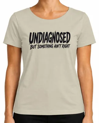 Imagen del producto de Camiseta para mujer con el texto "Indiagnosticado, pero algo no está bien", estilo sarcástico, color natural, talla XXL