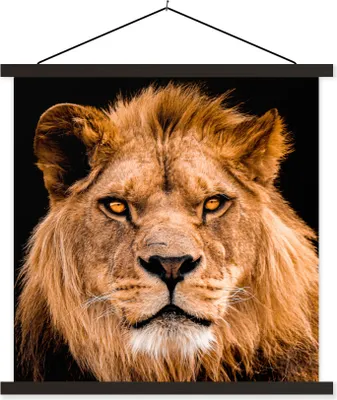 Produktbild von MuchoWow® Textilposter Löwe - Porträt - Schwarz 90x90 cm mit schwarzem Rahmen - Magnetisches