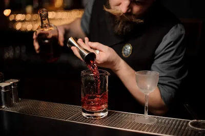 Produktbild von Professionelles Cocktailshakerset für Zuhause und Bar - Komplettes Mixset mit Shaker, Messbecher und Rezeptbuch