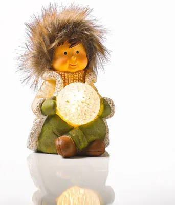 Produktbild von LED-Winterjunge sitzend mit Schneeball leuchtend Dekofigur Pelzmütze