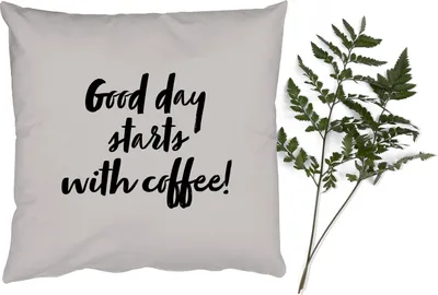 Produktbild von MuchoWow® Zierkissen Sofakissen Wohnzimmer Dekokissen 60x60 cm Zitate - Sprichwörter - Kaffee - Ein guter Tag beginnt mit Kaffee! - Sitzfläche - Foto Polster