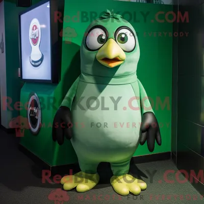 Produktbild von Grüner REDBROKOLY Pinguin Maskottchen Kostüm Charakter bekleidet mit Jeggings und Ohrringen